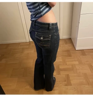 Lågmidjade bootcut jeans  - Finaste lågmidjade bootcut jeansen jag är runt 158-160 och har storlek 34-36 I jeans! LÅNAD BILD!