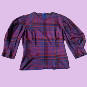 Rutig blus S - Blus med puffärmar från Zara