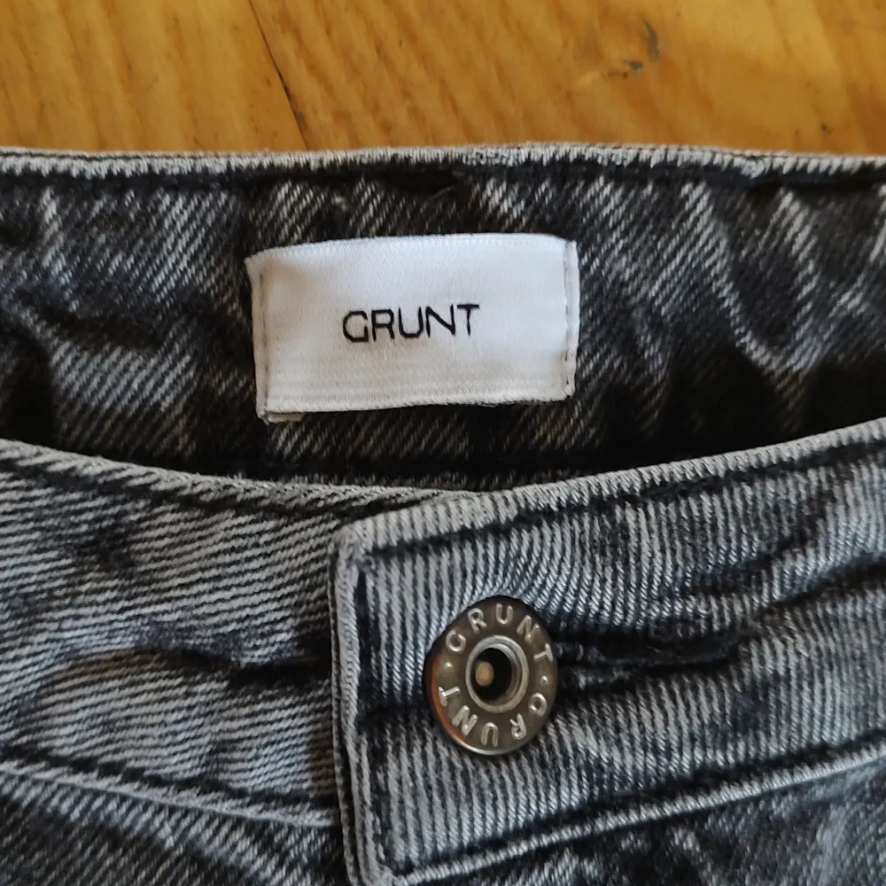 Jag säljer ett par Grunt Jeans dark grey street loose fit, stl 164. Använda endast några gånger då dom snabbt blev för små, superbra skick. Nypris 599kr. . Jeans & Byxor.