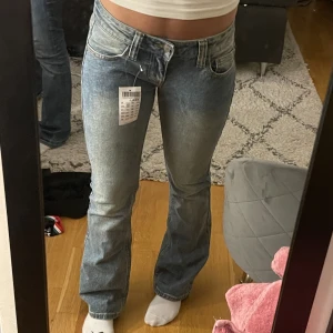 Lågmidjade jeans - Säljer mina helt oanvända jeans som till och med har lapp kvar. Säljer dom för att dom inte passade mej så bra, där av min kompis bär dom på bilderna💕 Orginal pris är 440kr, hör gärna av er om ni är inresserade av att köpa. Frakten ingår!!
