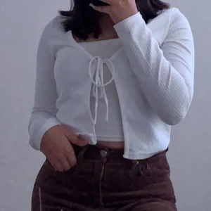 Vit kofta - Vit tunn kofta från H&M i storlek XS, endast använd ett fåtal gånger! Passar stl xxs-m.