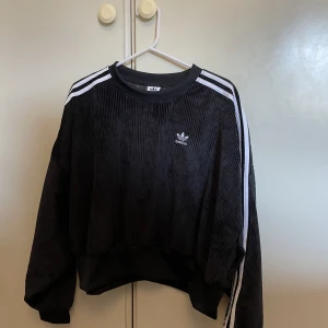 Adidas tröja  - Adidas tröja i väldigt bra skick! Använd ett fåtal gånger.  Storlek 36, men är stor i storlek. 