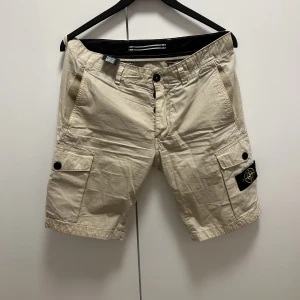 Stone Island cargo  - Använda ca 10-15 gånger. Nyskick, inga skador. Fler bilder kan skickas på begäran. 