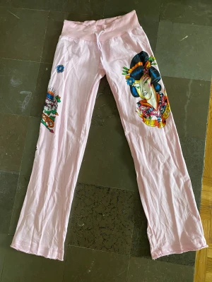 Ed hardy sweatpants - I bra skick, en liten lös söm och någon pärla har trillat av men ingenting som syns när man ser på de.  Låg midja 