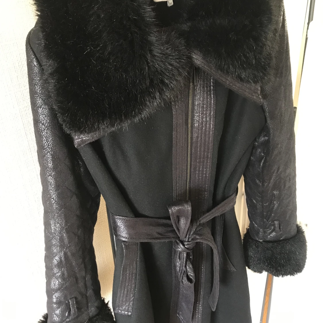 Svart pälskappa - 91