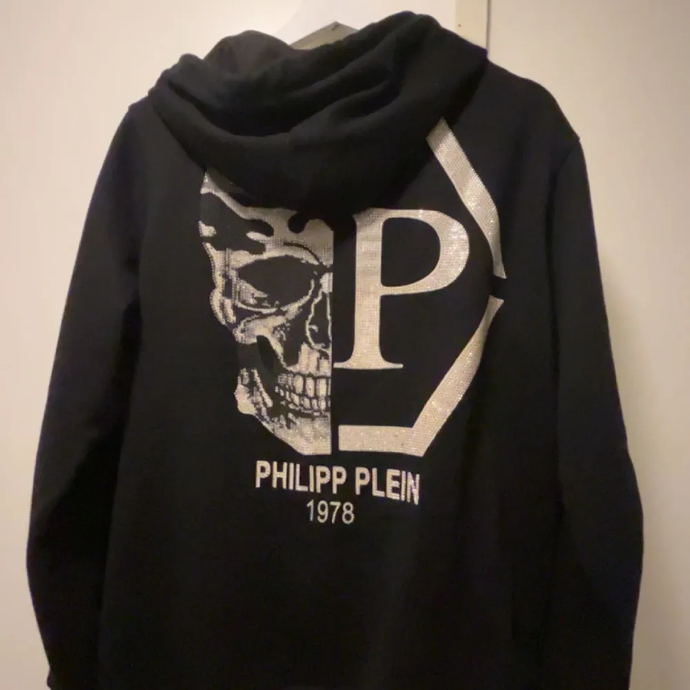 Säljer nu min philipp plein zip hoodie i storlek L. Tröjor & Koftor.