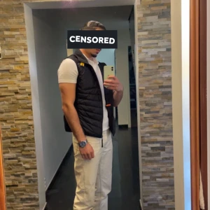 Parajumper väst - Västen är köpt för typ 2 veckor sen och knappt använd. Ångra att ja köpte den då jag trode den skulle passa min klädstil men det gör den inte. Strlk M men passar perfekt för både S och M (Modellen på dessa västar är lite små)