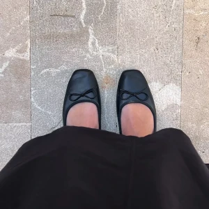 Ballerinaskor - Snyggaste skorna passar till allt! Stl 37 endast använda 1 gång då de inte passade mig! 🩷Kan ta fler egna binder vid intresse😊