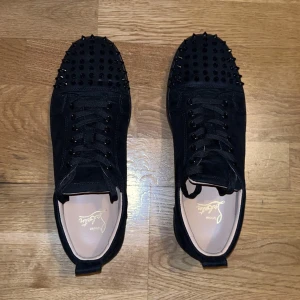 Christian Louboutin - Christian Louboutin, använda ca 5 gånger. Inga defekter finns, bra skick. Box och spikar medföljs tyvärr ingen dustbag då den slarvats bort därav billigt pris.. Kvitto finns! Nypris ca 9000kr Hör av er vid frågor!  Allt gott:)
