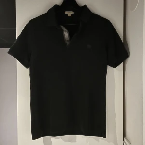 Burberry Piké - Sjukt snygg burberry pike i svart färg. Bra skick och helt felfri!  Vid andra frågor eller funderingar är det bara att höra av sig, Mvh! 