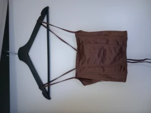 Croptop  - Snygg croptop med fin knytning där bak o skönt material! Den är helt oanvänd med prislappen kvar💓