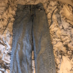 ljusblåa jeans  - Byxor från hm, säljs för att de inte används, jag är 162 ungefär och dom sitter perfekt! Köpt för 399