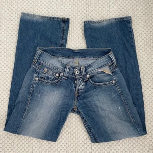 replay jeans -  lågmidjade replay jeans! mina favoriter, säljer pga för små! 77 innerbersläng 40 i midja rakt över🫶🏻