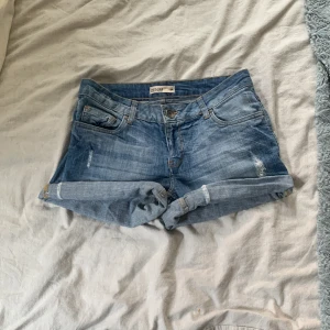 Lågmidjade jeansshorts - Assnygga lågmidjade shorts till salu Använda fåtal gånger