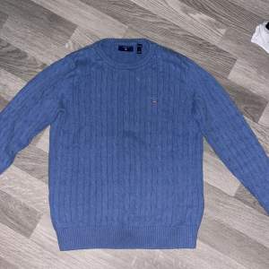 En blå stickad gant tröja som knappt är använd i storleken xs/S och kan bäras som både tjej och kille. Priset kan diskuteras 