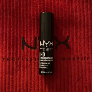 HD ögonskugga bas - En ögonskugga bas som gör så att vilken färg av ögonskugga blir mer pigmenterad,  finare och starkare färg. Helt oanvänd och är i ett väldigt bra skick. 