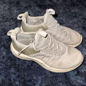 Nike sneakers - Säljer dessa Nike sneakers i grå färg. Säljer de pga lite små. Ordinarie pris 899 kr