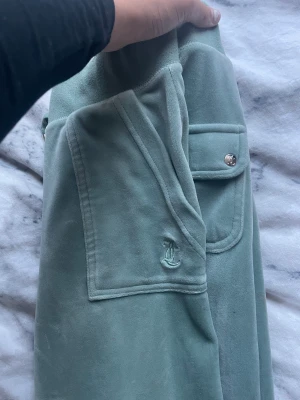 Ljus gröna jucy byxor i storlek xs  - Juicy byxor. Storlek: xs, färg: ljus grön ish, är 165 ungefär och passar mig går att vika upp, är i perfekt skick och är en perfekt julklapp till dig, ditt barn, släck eller kompis . Anledning t säljning har ingen användning. Säljer för 500 ord pris 1200.