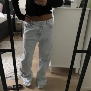 Baggy jeans  - Säljer ett par ljusblå baggy jeans från Bershka!💙Som nya, använda 2 gånger! Kommer inte till användning! Pris går att diskuteras! Storlek 36, men är i modellen ”The Baggy” Så de passar många storlekar. Jag är strl 36 och 165cm
