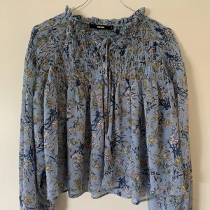 Söt blus - En supergullig och skön blus som kan bäras både öppen och stängd ❤️❤️