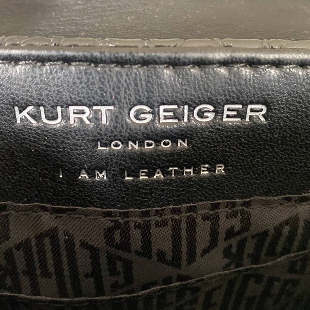 Säljer min superfina väska från Kurt gieger. Den har endast används i ett drygt halvår och är iprincip i nyskick förutom en liten reva på hörnen.💗. Väskor.