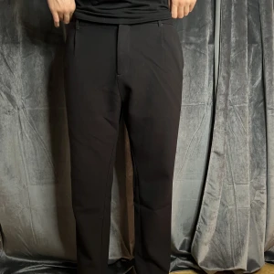 Kostymbyxor  - Kostymbyxor känns lite som mjukisar. Ens benet är lite längre än de andra då sömmen släppts 