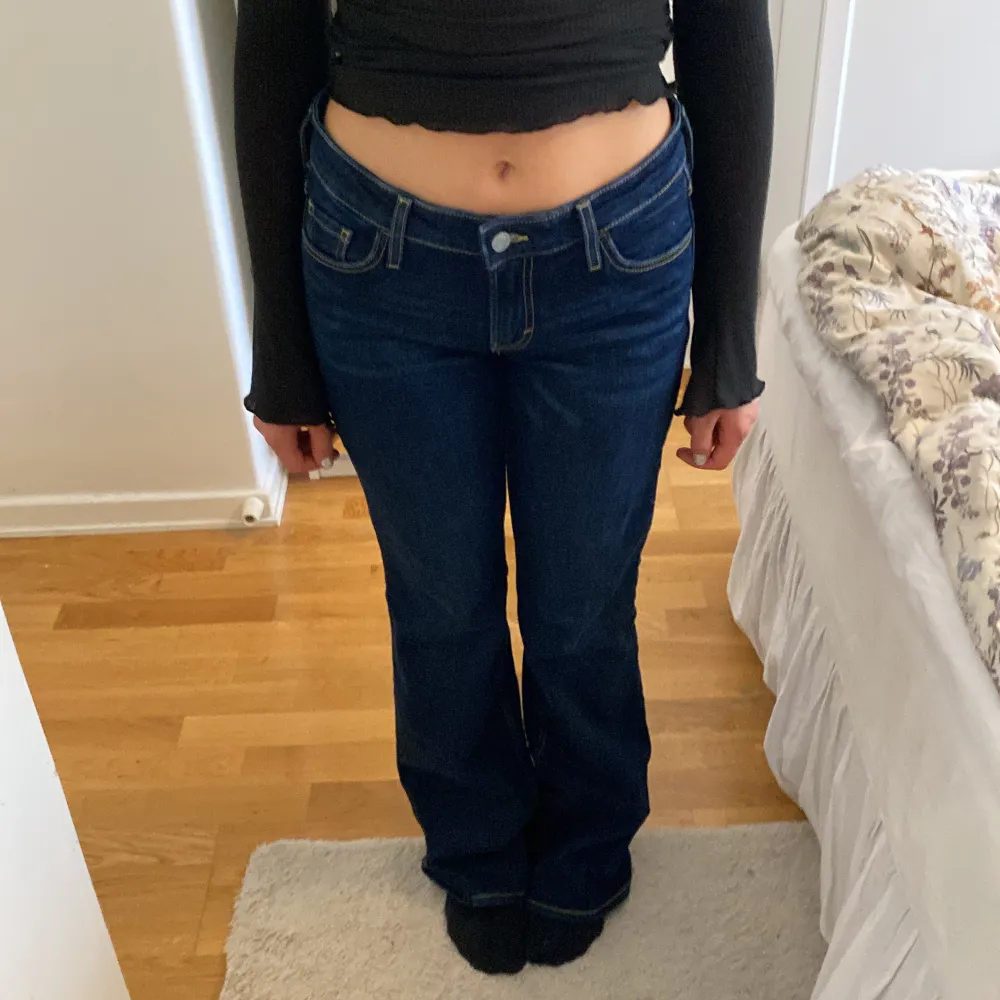 Mörkblå low waist jeans i stl36 från HM. Som nya! Frakt ingår ej. Jeans & Byxor.