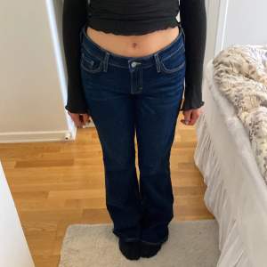 Mörkblå low waist jeans i stl36 från HM. Som nya! Frakt ingår ej