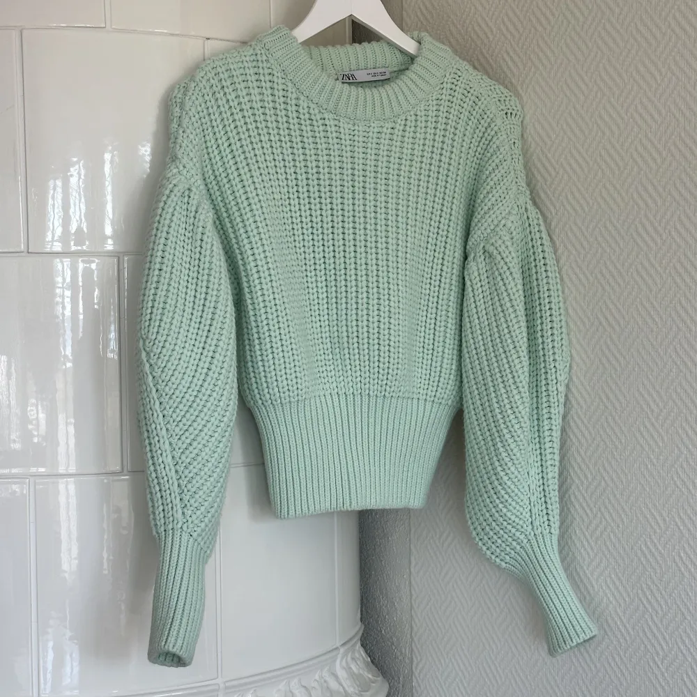 Stickad tröja från Zara, endast använd 2-3 gånger, som nyskick! Jättefin ljusgrön/mint färg, storlek S 🤍. Tröjor & Koftor.