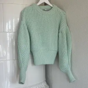 Stickad tröja från Zara, endast använd 2-3 gånger, som nyskick! Jättefin ljusgrön/mint färg, storlek S 🤍