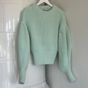 Stickad tröja - Stickad tröja från Zara, endast använd 2-3 gånger, som nyskick! Jättefin ljusgrön/mint färg, storlek S 🤍