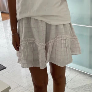 Söt kjol - Jätte söt kjol. Helt ny med lapp kvar. Säljes pga jag har för mycket kläder. Ord pris 590. Strl s men stretchig.