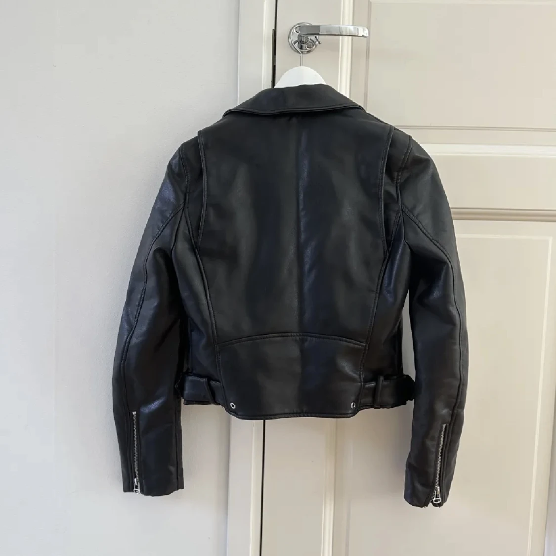 Skinnjacka i läderimitation från zara - 90