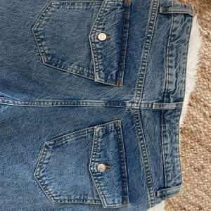 Midrise jeans från asos med vibtage look 💌 så fina och sköna!! SLUTSÅLDA ONLINE - nypris: 519:- (Mellanblå utsvängda byxor i bomullsmix med ficka) 💘