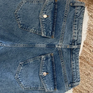 Asos midrise Jeans - Midrise jeans från asos med vibtage look 💌 så fina och sköna!! SLUTSÅLDA ONLINE - nypris: 519:- (Mellanblå utsvängda byxor i bomullsmix med ficka) 💘