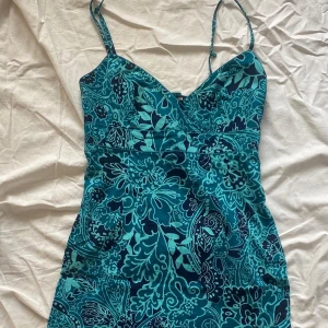Blå klänning  - KLÄNNING 70 kr Super fin känning i vackert turkos mönster. Att ändra axelband storleken gör inte då det gått sönder men går att gör en Knut om man tycker den är lång. Klänningen slutar lite efter knäna. Storlek 34