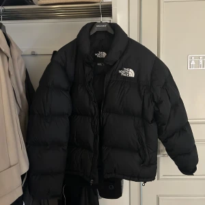 the north face jacka  - säljer min brors supertrendiga och fina the north face jacka, jackan är sparsamt använd under en vinter och inga tecken på användning, som ny!💕💕jackan är köpt för 3000kr💕hör av er vid fler frågor!💕