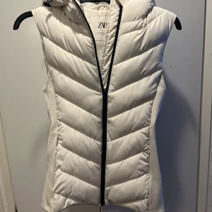 Zara väst - Hej, jag säljer en helt ny zara väst som har använts 1 gång och inte mer