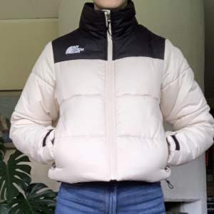 Säljer min North Face jacka då den inte är min stil längre. Den är jättesnygg och i väldigt bra skick. Har små små tecken på användning men inget som direkt syns. Den är även nytvättad. Köpte den här på plick förra året. Skriv för fler bilder.