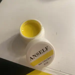 En gul gel polish i nummer 010. Använd några gånger 💗