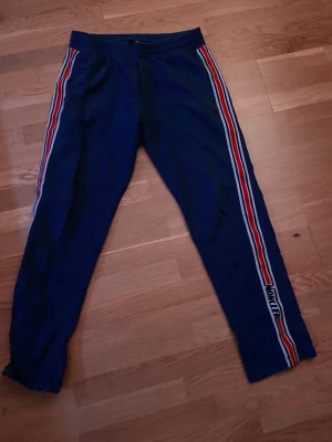 Moncler byxor - Ett par moncler mjukis byxor i bra skick.  Priset kan diskuteras vid snabb affär