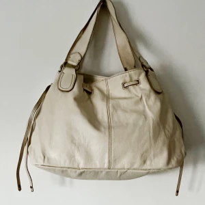 Väska - Helt ny. 36 cm x 26 cm x 16 cm. Använd gärna KÖP NU om du vill köpa.