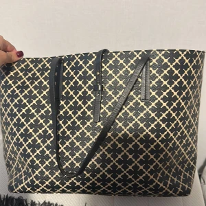 Marlene Birger väska - Superfin och trendig väska från Marlene birger. Köpt för tre år sedan, men knappt använd❤️Obs! den har en defekt i handtaget! Köp direkt för 1000 kr 