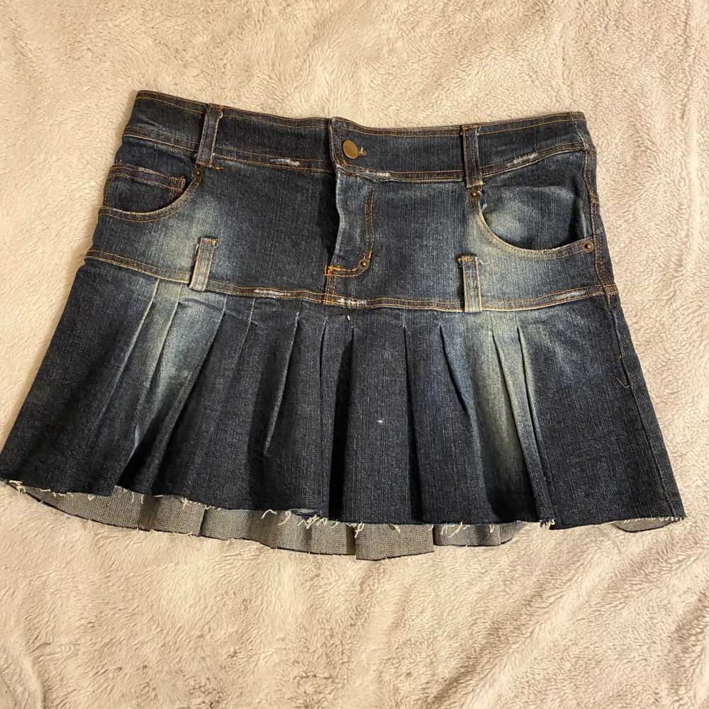 size M, Y2K dark jean skirt. Length: 36 Wide:40. Kjolar.