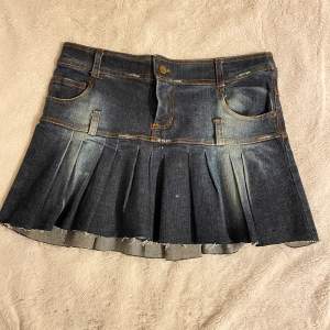 size M, Y2K dark jean skirt. Length: 36 Wide:40
