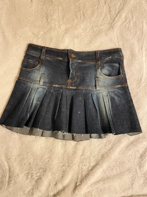 Y2K skirt - size M, Y2K dark jean skirt. Length: 36 Wide:40