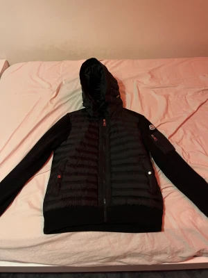 Moncler Cardigan - Moncler cardigan strl S, släljer den pga att den är för liten. 