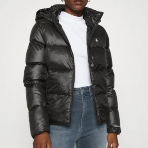 Calvin Klein  - Säljer min Calvin Klein dunjacka som använts ca 4 gånger. Jackan är i nyskick och har inga defekter alls och finns inte heller längre att köpa.🌸 Säljer då jag aldrig använder jackan. Köptes för 2000, säljer för 1400kr🌸 