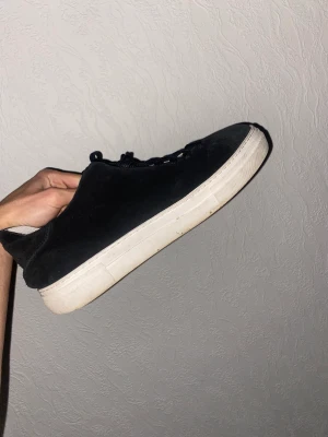 Selected homme skor - Säljer selected homme skor som är använda ett tag för 500kr. Dem är i bra skick. Storlek 45 men dem är små i storlek