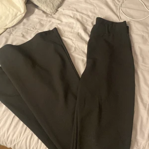 Så snygga kostymbyxor  - Sitter så jävla fibt och formar kroppen, det är en xs men de sitter lite stort i midjan därav säljer ja de❤️